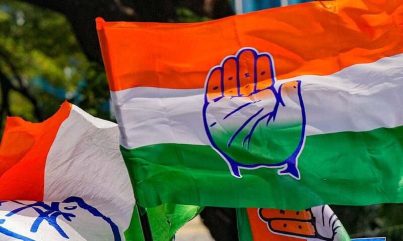 വിലക്കിന് വിലയില്ല; കോൺഗ്രസിൽ മുഖ്യമന്ത്രി ചർച്ചകളും പോസ്റ്റർ പോരും തുടരുന്നു