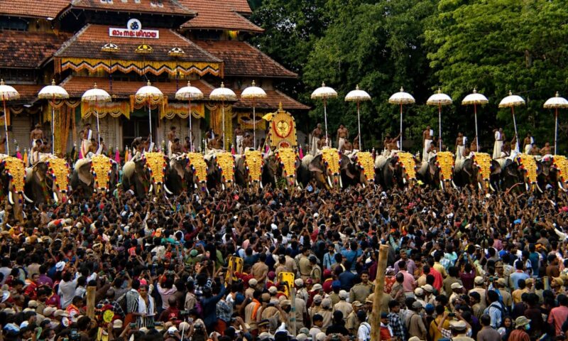 വർണക്കാഴ്ച തീർത്ത് കുടമാറ്റം; നിയന്ത്രണങ്ങൾക്കിടയിലും പെയ്തിറങ്ങി തൃശൂർ പൂരം
