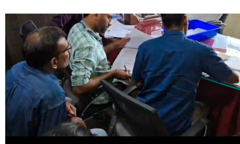 ഓപ്പറേഷൻ എർത്ത് ഗാർഡ്:14 ഉദ്യോഗസ്ഥർ പിടിയിൽ