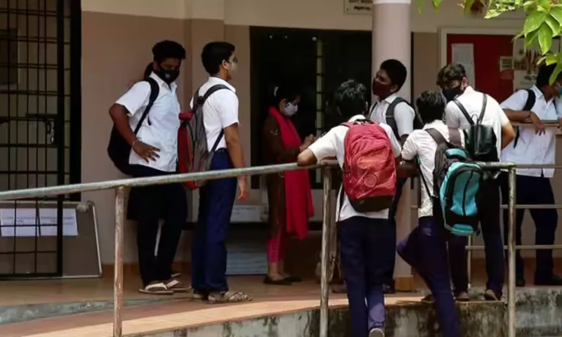 മലബാറിൽ പ്ലസ് വൺ സീറ്റ് പ്രതിസന്ധി രൂക്ഷം; യുഡിഎഫ് സർക്കാരിൽ പ്രതീക്ഷ അർപ്പിച്ച് വിദ്യാർത്ഥികൾ
