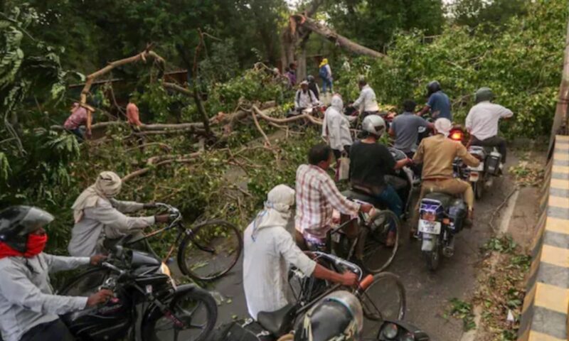 യുപിയിൽ കനത്ത മഴയിൽ 100 മരണം; 50 അടി ഉയരത്തിലേക്ക് പൊങ്ങി മനുഷ്യൻ, നിരവധി പാലങ്ങൾ തകർന്നു