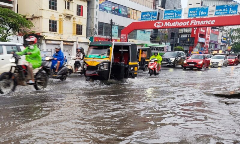 അതിശക്ത മഴയ്ക്ക് സാധ്യത; എറണാകുളത്ത് ഓറഞ്ച് അലേർട്ട്, ബംഗാൾ ഉൾക്കടലിൽ ചക്രവാതച്ചുഴി