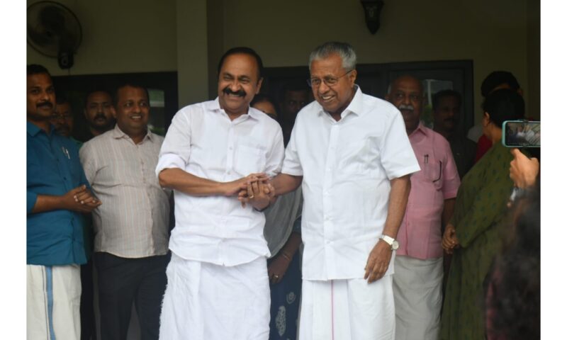 വി ഡി സതീശൻ പിണറായി വിജയനെ വസതിയിലെത്തി കണ്ടു; സത്യപ്രതിജ്ഞയ്ക്ക് ക്ഷണിച്ചു