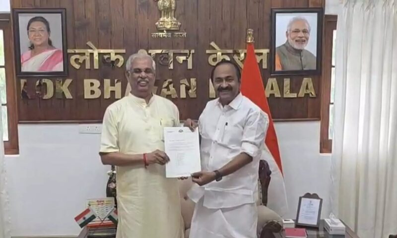 ടീം റെഡി,യുഡിഎഫ് മന്ത്രിസഭ പ്രഖ്യാപിച്ചു; സത്യപ്രതിജ്ഞ നാളെ