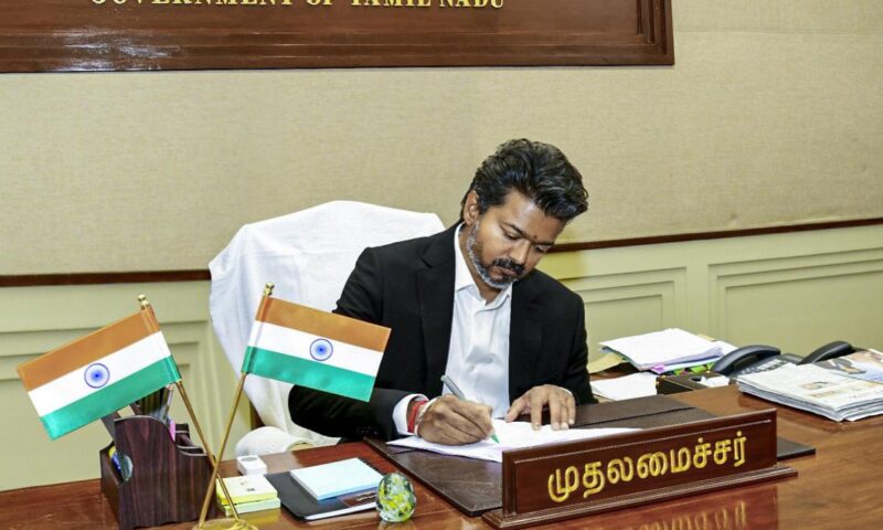 ദളപതി വിജയ് ഇനി തമിഴക മുതൽവർ; തമിഴ് നാട് മുഖ്യമന്ത്രിയായി വിജയ് അധികാരമേറ്റു