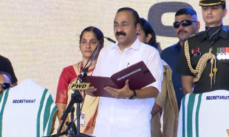 സി പി ജോണും ഷിബു ബേബി ജോണും സഗൗരവം;മുഖ്യമന്ത്രിമാരും മറ്റു മന്ത്രിമാരും ദൈവനാമത്തിലും സത്യപ്രതിജ്ഞ ചെയ്തു