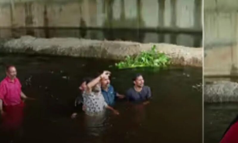 ചേർത്തലയിൽ 300 വീടുകൾ വെള്ളത്തിൽ; മലിനജലത്തിൽ കിടന്ന് പ്രതിഷേധിച്ച് നാട്ടുകാർ