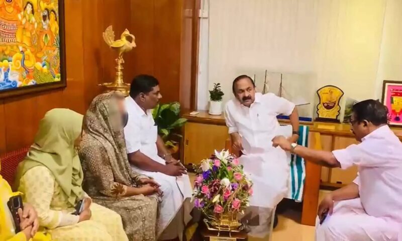 മെഡിക്കൽ കോളേജ് ഐ.സി.യു പീഡനം;നീതി തേടി മുഖ്യമന്ത്രിയെ വി ഡി സതീശനെ നേരിൽ കണ്ട് അതിജീവിത