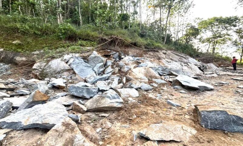 ഇടുക്കിയിൽ അനധികൃത ഖനനം വ്യാപകം; സ്റ്റോപ്പ് മെമ്മോ അവഗണിച്ച് ഭൂമാഫിയയുടെ പാറപൊട്ടിക്കൽ