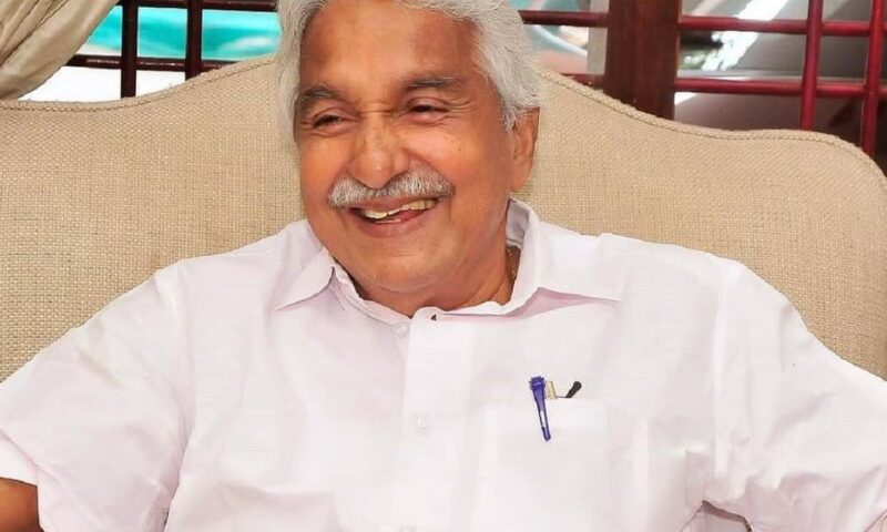 ഉമ്മൻചാണ്ടിയെ അനുസ്മരിച്ച് പുതുപ്പള്ളി; കല്ലറയിലെത്തി ആദരാഞ്ജലി അർപ്പിച്ച് വി.ഡി. സതീശൻ, ഒത്തൊരുമയ്ക്ക് ആഹ്വാനം ചെയ്ത് ചാണ്ടി ഉമ്മൻ