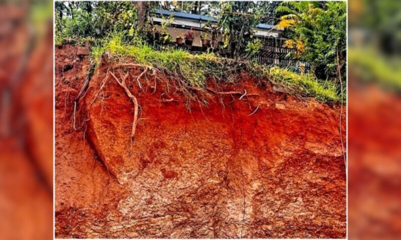 കോഴിക്കോട് ദേശീയപാത മുക്കാളിയിൽ മണ്ണിടിച്ചിൽ;സമീപത്തെ വീടുകളിൽ വിള്ളൽ