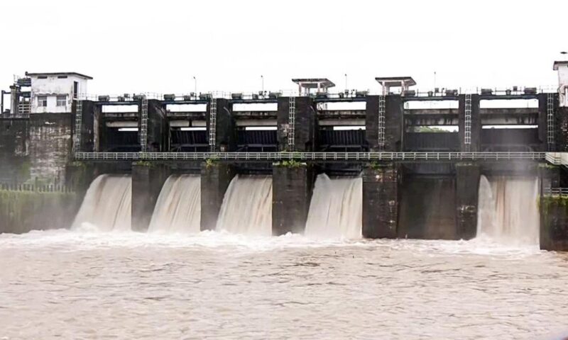 ഇടുക്കിയിൽ മഴയ്ക്ക് നേരിയ ആശ്വാസം; മലങ്കര ഡാമിലെ ജലനിരപ്പ് നിരീക്ഷണത്തിൽ, ഷട്ടറുകൾ കൂടുതൽ ഉയർത്താൻ സാധ്യത