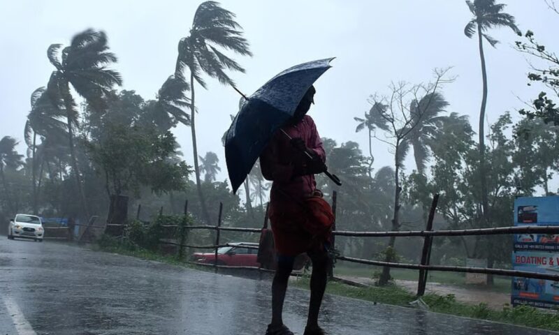 സംസ്ഥാനത്ത് ഇന്നും അതിതീവ്ര മഴ; 3 ജില്ലകളിൽ റെഡ് അലർട്ട്, മത്സ്യബന്ധനത്തിന് വിലക്ക്