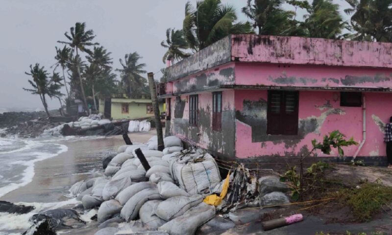 കടലാക്രമണം രൂക്ഷം; പൊന്നാനിയിൽ അഞ്ച് വീടുകൾ കടലെടുത്തു, തൃക്കുന്നപ്പുഴയിൽ പ്രധാന റോഡ് തകർന്നു