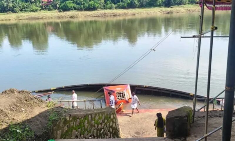 ആറന്മുളയിലെ തിരുവോണത്തോണി മുങ്ങി; ഉത്രാടത്തിന് മുമ്പ് അറ്റകുറ്റപ്പണി പൂർത്തിയാക്കാൻ നീക്കം