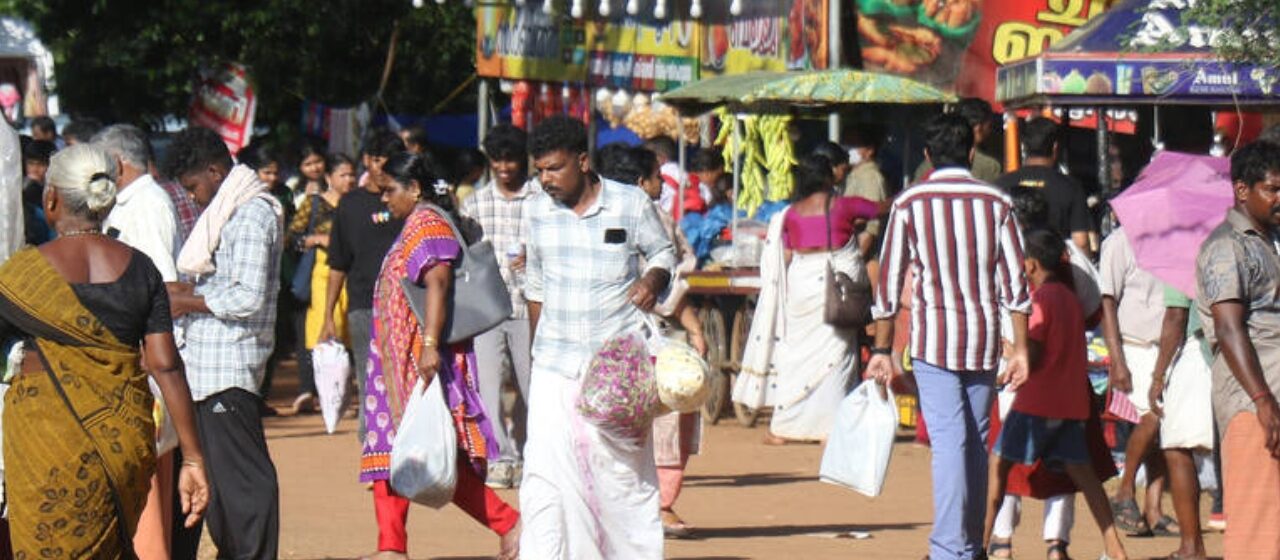 ഉത്രാടപ്പാച്ചിൽ; തിരുവോണത്തെ വരവേൽക്കാനൊരുങ്ങി നാട്