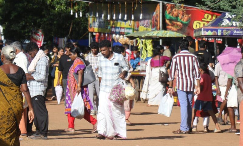 ഉത്രാടപ്പാച്ചിൽ; തിരുവോണത്തെ വരവേൽക്കാനൊരുങ്ങി നാട്